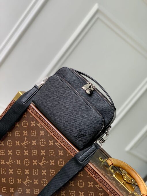 LV M11657 Avenue Messenger